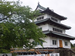 弘前城の上げや工事が始まりました。